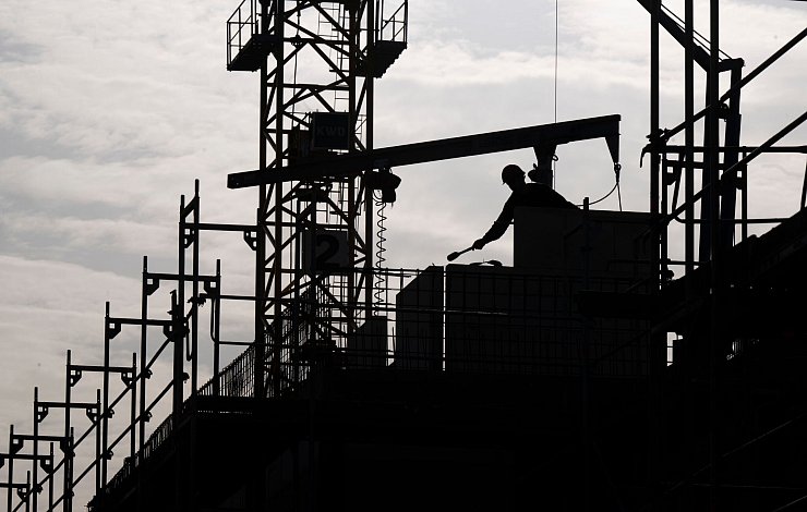 Das Baugewerbe dürfte laut der Ifo-Prognose dieses Jahr um 3,1 Prozent schrumpfen. (Archivbild) - © Monika Skolimowska/dpa