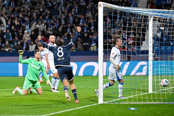 Der VfL Bochum bejubelt seinen zweiten Saisonsieg - © Ulrich Hufnagel/dpa