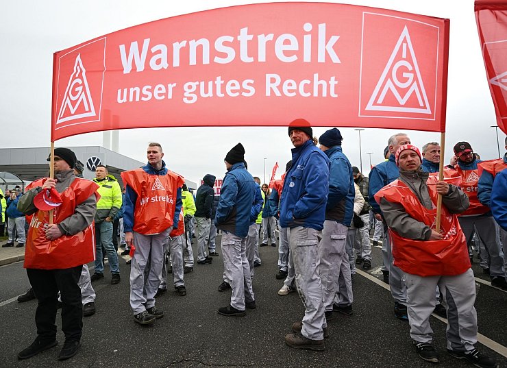 Bei VW gab es 2024 zahlreiche Warnstreiks. (Symbolbild) - © Hendrik Schmidt/dpa