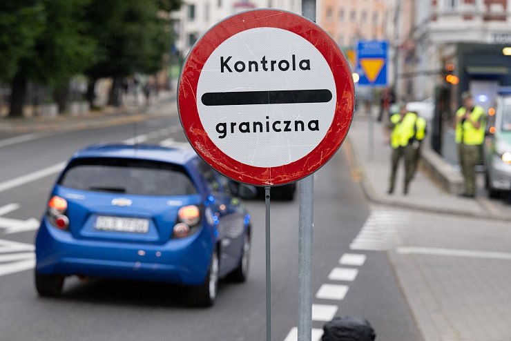 Polnische Grenzschützer stehen auf der polnischen Seite hinter der Stadtbrücke von Görlitz. Polen will die Grenzkontrollen verlängern. (Archivbild) - © Sebastian Kahnert/dpa