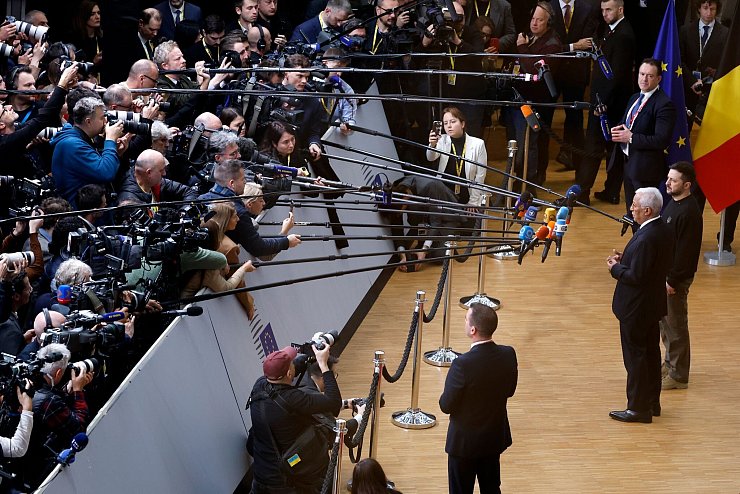 Selenskyj (r) ist zu Gast beim EU-Gipfel. - © Omar Havana/AP/dpa