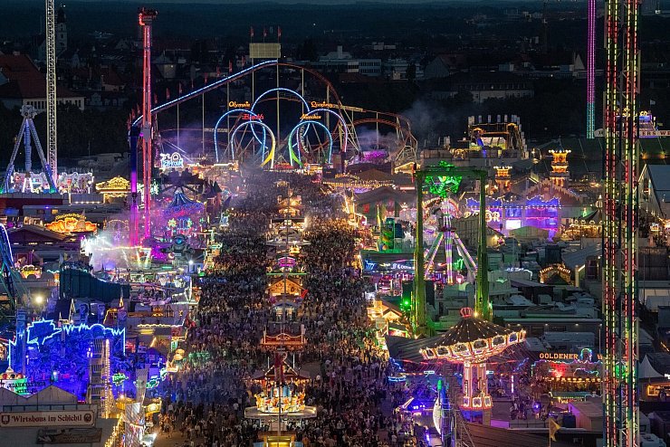 Die Wiesn am Abend. - © Stefan Puchner/dpa