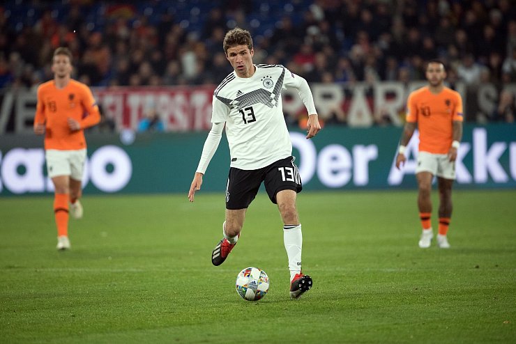 Für Thomas Müller lieferte sein 100. Länderspiel kein Grund zur Freude. - © Federico Gambarini/dpa