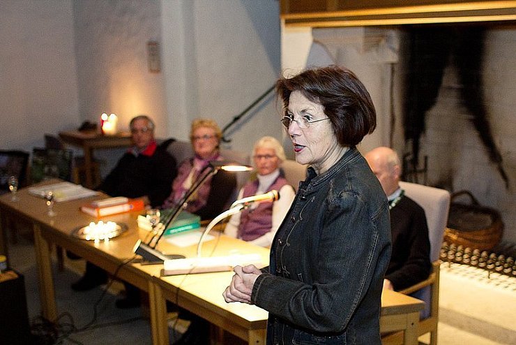 Anne Oelers-Albertin begrüßt Autoren und Gäste im Rittersaal zum Leseabend des Heimatvereins.