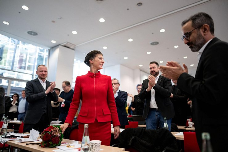 Das Bündnis Sahra Wagenknecht (BSW) stellt in einer Mitgliederversammlung in Bochum die Landesliste in Nordrhein-Westfalen für die Bundestagswahl auf. - © Fabian Strauch/dpa