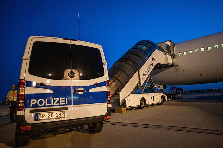 Am Dienstag wollen die Spitzen von CDU und CSU das gemeinsame Programm für die Bundestagswahl verabschieden. Im Entwurf wird deutlich, dass die Migrationspolitik eine wichtige Rolle spielen soll. (Archivbild) - © Michael Kappeler/dpa