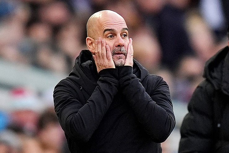 Manchester City um Trainer Pep Guardiola ist derzeit von den ursprünglichen Zielen weit entfernt. - © Jacob King/PA Wire/dpa