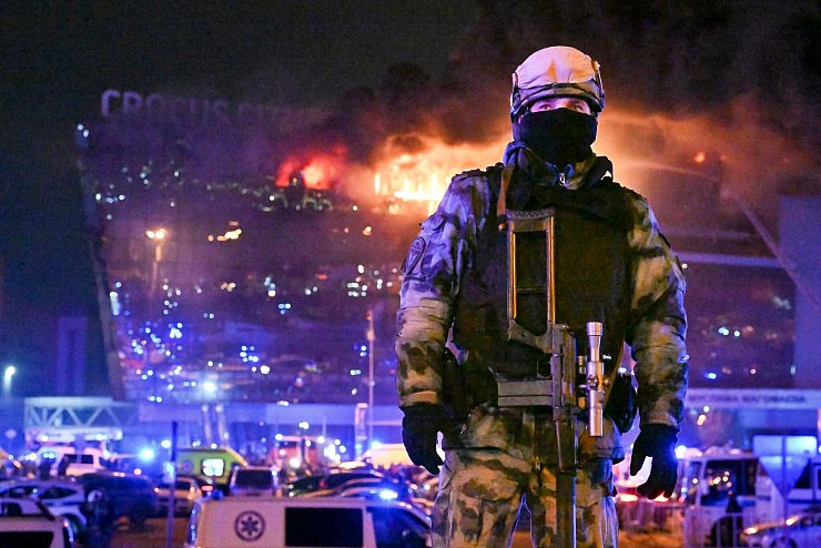 Wegen des Terroranschlags auf eine Konzerthalle in Moskau stehen vier mutmaßliche Hauptattentäter und viele Komplizen vor Gericht. (Archivbild) - © Dmitry Serebryakov/AP