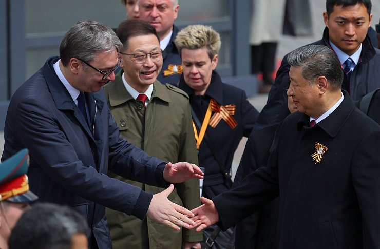 Unter den internationalen Gästen waren Chinas Partei- und Staatschef Xi Jinping, und auch der serbische Staatschef Aleksandar Vucic. - © Yuri Kochetkov/Pool EPA/AP/dpa