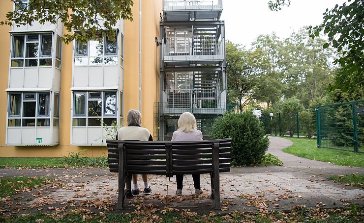Auch wenn ein Satz mal länger dauert: nicht unterbrechen. Geduld hilft bei der Kommunikation mit Menschen, die an Demenz erkrankt sind. - © Peter Kneffel/dpa