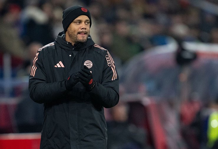 Warm eingepackt am Spielfeldrand: Trainer Vincent Kompany. - © Sven Hoppe/dpa