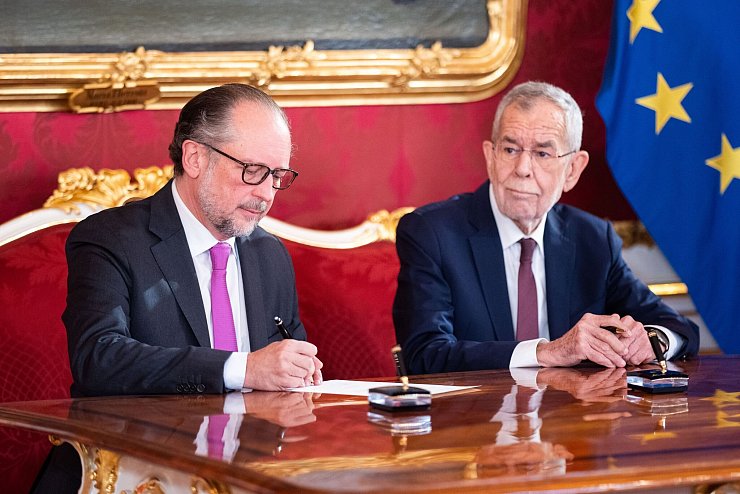 Schallenberg (l.) wurde 2019 Außenminister - und ist damit der dienstälteste Minister im Kabinett. - © Georg Hochmuth/APA/dpa