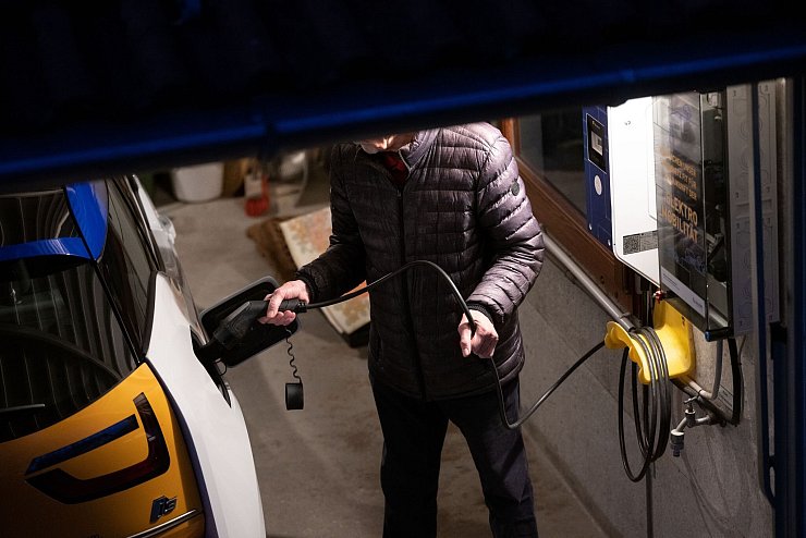 Über die gesamte Nutzungsdauer sind E-Autos laut Fraunhofer-Institut oft besser für den Geldbeutel. (Symbolbild) - © Marijan Murat/dpa/dpa-tmn