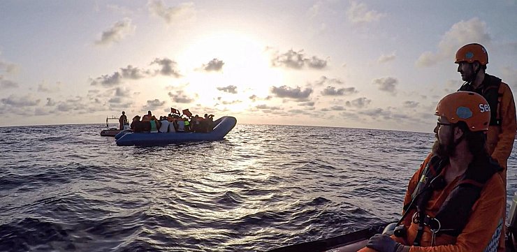 Immer wieder retten zivile Organisationen Flüchtlinge von überfüllten Schlauchbooten. (Archivbild) - © Pavel D. Vitko/Sea-Eye/dpa