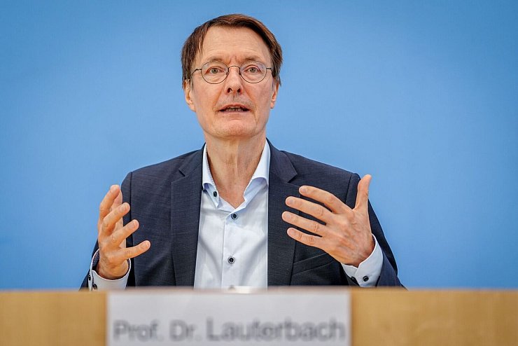 Lauterbach erwartet steigende Sozialversicherungsbeiträge. (Archivbild) - © Kay Nietfeld/dpa