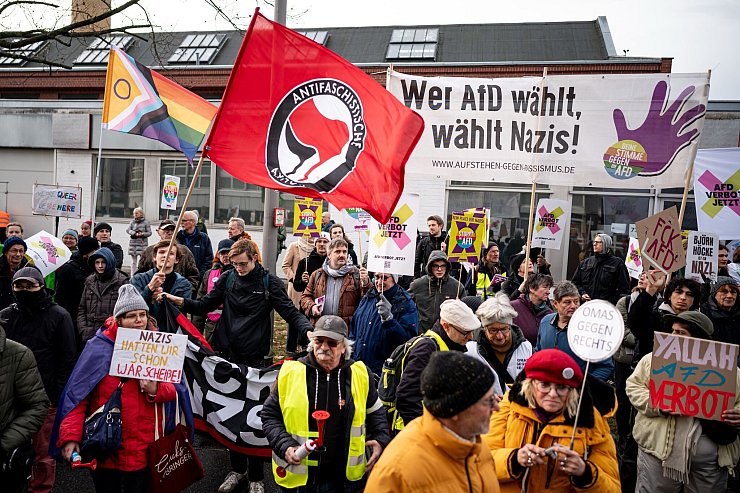 Vor der AfD-Bundesgeschäftsstelle im Norden Berlins demonstrieren etwa 200 Menschen lautstark gegen die - © Fabian Sommer/dpa