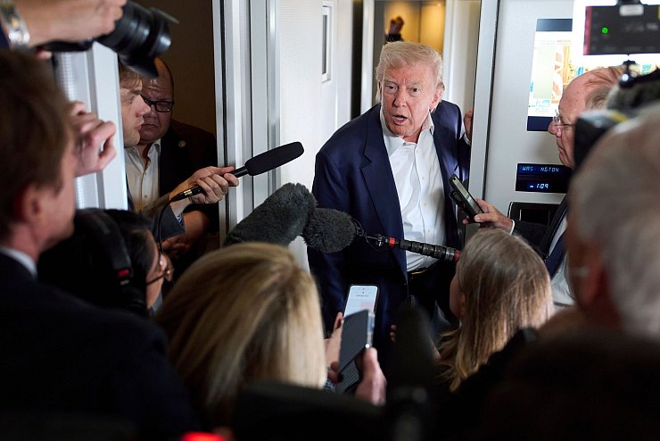 Trump hatte ein Gespräch mit Selenskyj in Rom in Aussicht gestellt. - © Evan Vucci/AP/dpa