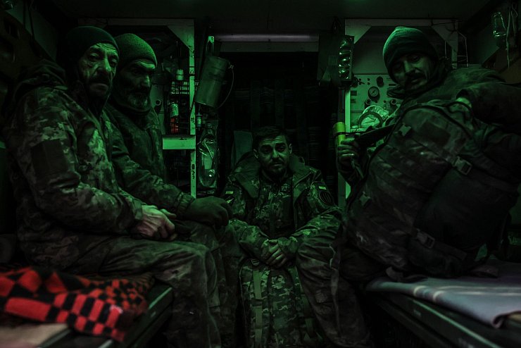 Die ukrainischen Verteidiger erleiden bei den harten Gefechten im Osten Verluste. - © Oleg Petrasiuk/Press service of 24 Mechanised brigade/AP/dpa