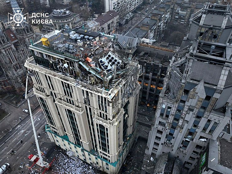 Mehrere Botschaften in einem Kiewer Bürogebäude wurden beschädigt. - © Uncredited/Ukrainian Emergency Service/AP/dpa