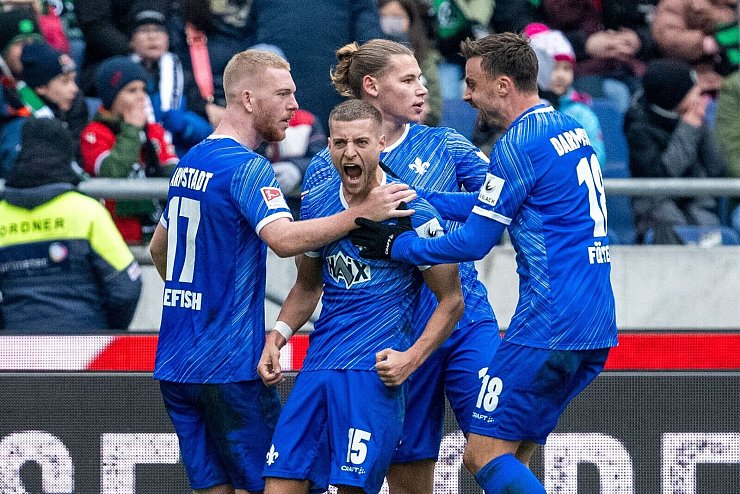 Darmstadt bejubelt die erneute Führung in Hannover. - © David Inderlied/dpa