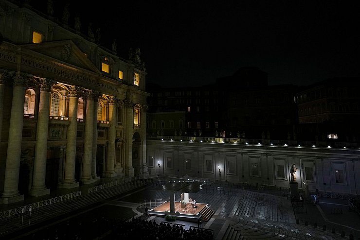 Auf dem Petersplatz versammeln sich nun jeden Abend Gläubige zum Gebet für Papst Franziskus. - © Kirsty Wigglesworth/AP/dpa