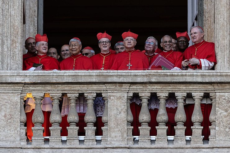 Kardinäle stehen auf einem Balkon des Petersdoms. Die Wahl des neuen Papstes hat nicht einmal 24 Stunden gedauert. - © Oliver Weiken/dpa