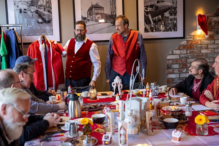 Markus von Juterczenka (links) zeigt ein besonders billiges Weihnachtsmannkostüm, von dem dringen abgeraten wird. - © Thomas Banneyer/dpa