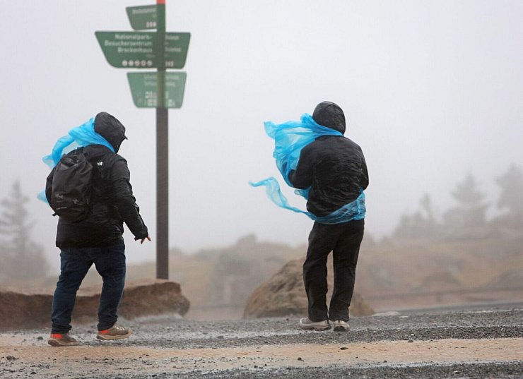 Auch am Freitag bleibt es der Vorhersage nach ungemütlich. - © Matthias Bein/dpa
