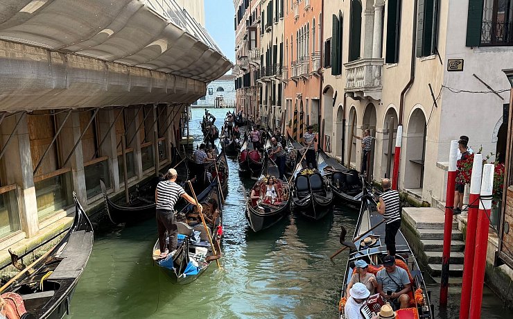 Venedig machte wegen seiner Eintrittsgebühr Schlagzeilen - die Touristen hielt das jedoch nicht ab. (Archivbild) - © Christoph Sator/dpa