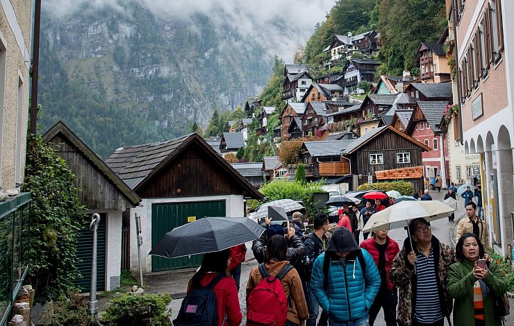 Klein, charmant und überfüllt: Hallstatt ist bei vielen Touristen sehr beliebt. (Archivbild) - © Christian Bruna/EPA/dpa