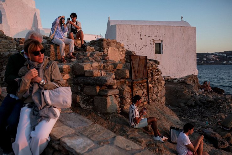 Mittlerweile müssen Touristen auch auf Mykonos 20 Euro Eintritt zahlen. (Archivbild) - © Socrates Baltagiannis/dpa
