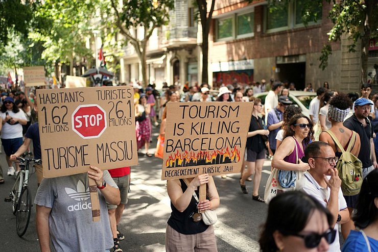 Barcelona will zum Beispiel bis Ende 2028 die Vermietung von Ferienwohnungen komplett abschaffen. (Archivbild) - © Pau Venteo/AP/dpa