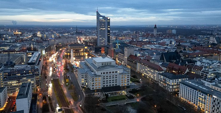 Leipzig: Blick auf die Oper und den dahinterliegenden Augustusplatz mit dem City-Hochhaus. (Archivbild) - © Jan Woitas/dpa