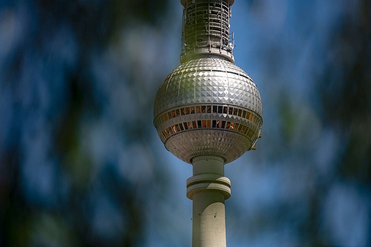 Die Kugel des Berliner Fernsehturms glänzt in der Sonne. (Archivbild) - © Paul Zinken/dpa