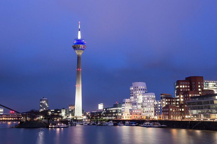 Der Rheinturm prägt die Düsseldorfer Skyline. (Archivbild) - © Maja Hitij/dpa/dpa-tmn