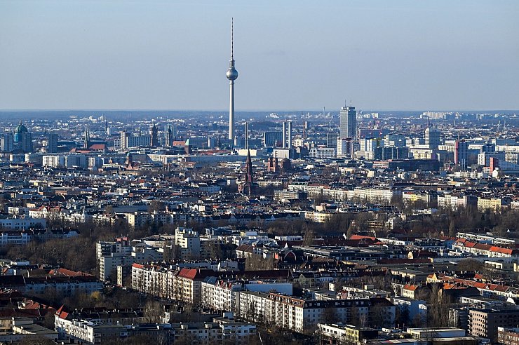 Blick vom Berliner Estrel Tower, der 2026 eröffnet werden soll. (Archivbild) - © Jens Kalaene/dpa