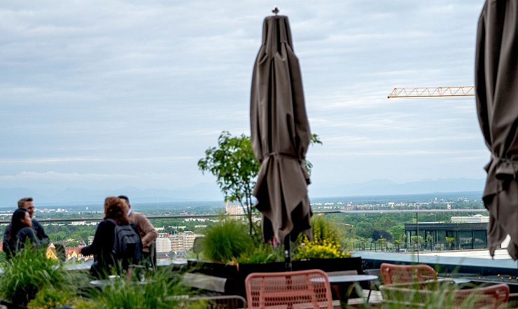 Wenn das Wetter gut ist, dann sieht man sogar die Berge von der Rooftop-Bar des «Fitzroy» in München. (Archivbild) - © Leonie Asendorpf/dpa