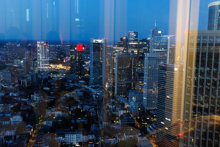 Die «NFT-Skybar» in Frankfurt mit Platz für 200 Gäste und Blick auf das Hochhauspanorama befindet sich in 185 Metern Höhe. - © Lando Hass/dpa