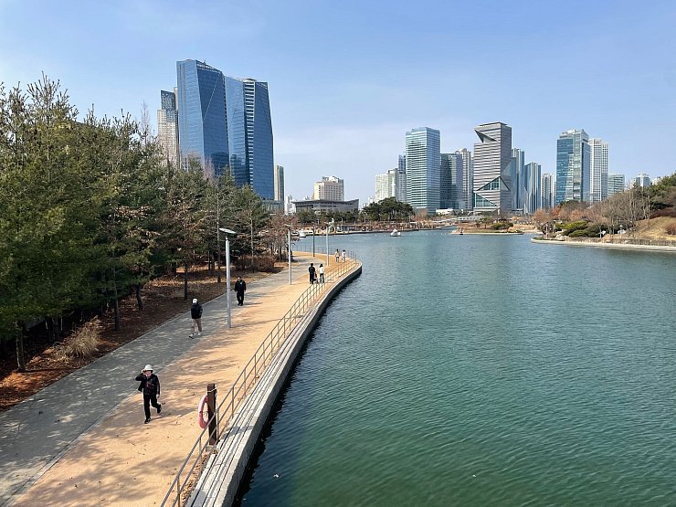 Songdo besteht zu großen Teilen aus gläsernen Hochhäusern und Grünflächen. (Archivbild) - © Fabian Kretschmer/dpa