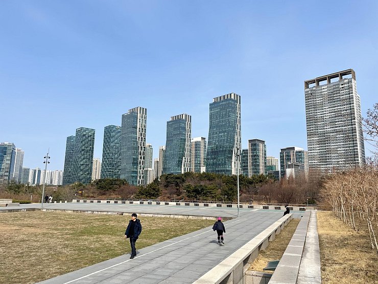 Songdo besteht zu großen Teilen aus gläsernen Hochhäusern und Grünflächen. (Archivbild) - © Fabian Kretschmer/dpa
