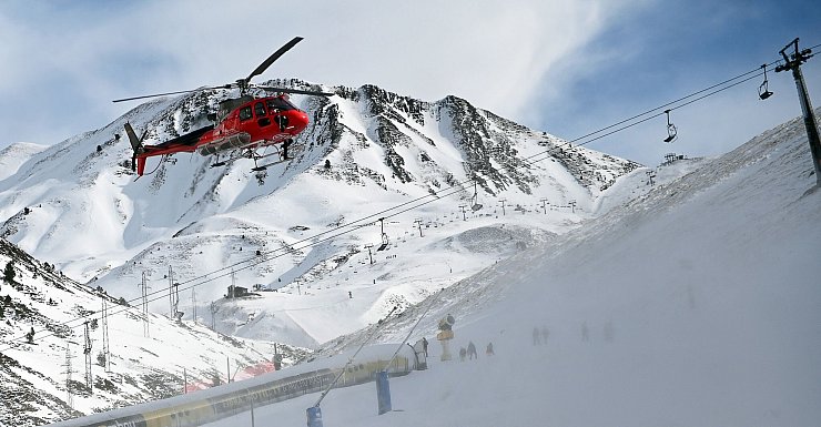 Ein Hubschrauber fliegt nach Skilift-Unfall mit mehr als 30 Verletzten über spanischem Skigebiet Astún. - © Verónica Lacasa/EUROPA PRESS/dpa
