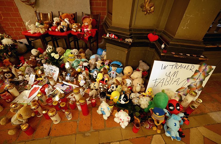 In der Marienkirche in Güstrow erinnern am Mittwoch Plüschtiere und Grablichter an den getöteten Fabian. - © Bernd Wüstneck/dpa