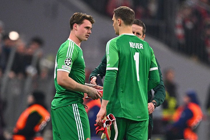 Jonas Urbig (l) gibt sein Debüt für den FC Bayern. - © Tom Weller/dpa
