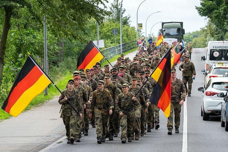 Mit dem Marsch gedenken die Teilnehmer der im Dienst verstorbenen Soldaten. - © Soeren Stache/dpa