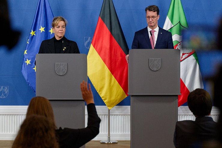 Nordrhein-Westfalens Ministerpräsident Hendrik Wüst (CDU) und Wirtschaftsministerin Mona Neubaur (Grüne) deklinieren die Einzelheiten des «Nordrhein-Westfalen-Plans» durch. - © Henning Kaiser/dpa