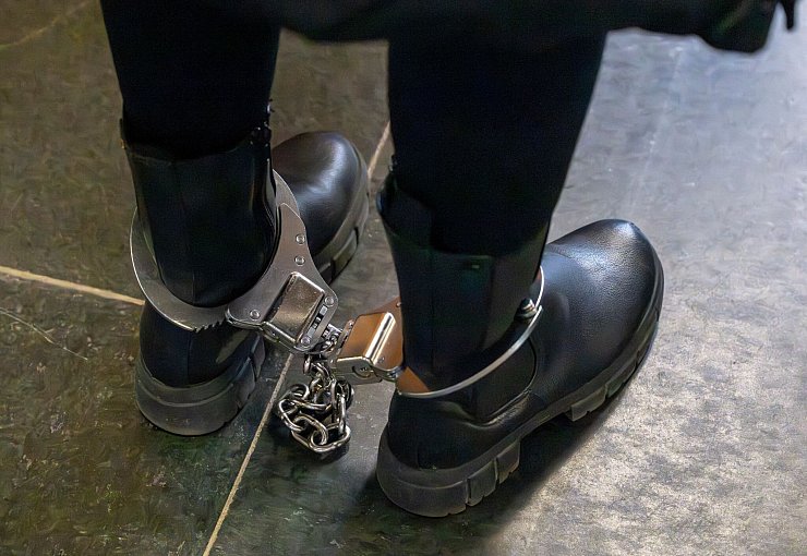 Mit Fußfesseln wird die 39-Jährige in den Gerichtssaal geführt. - © Peter Kneffel/dpa