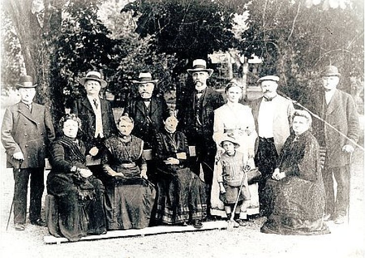 Zu Besuch in Bad Meinberg: Diese Aufnahme zeigt eine Gruppe von Kurgästen im Jahr 1911. Damals war die Vollverpflegung in der Pension Havergoh noch viel schwieriger, schließlich gab es noch kein fließend Wasser. Foto: privatZwei Generationen: Manfred Wiehenkamp (rechts) hat den Betrieb von seiner Mutter, Gerda Meier zum Havergoh-Wiehenkamp, übernommen. Foto: Gocke