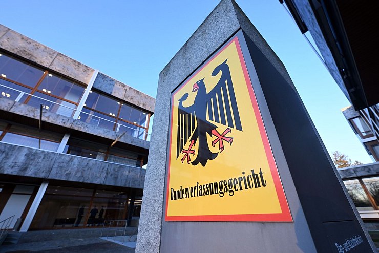 Das Bundesverfassungsgericht gab Bremen im Streit um die Beteiligung an den Polizeikosten für Hochrisikospiele recht. - © Uli Deck/dpa