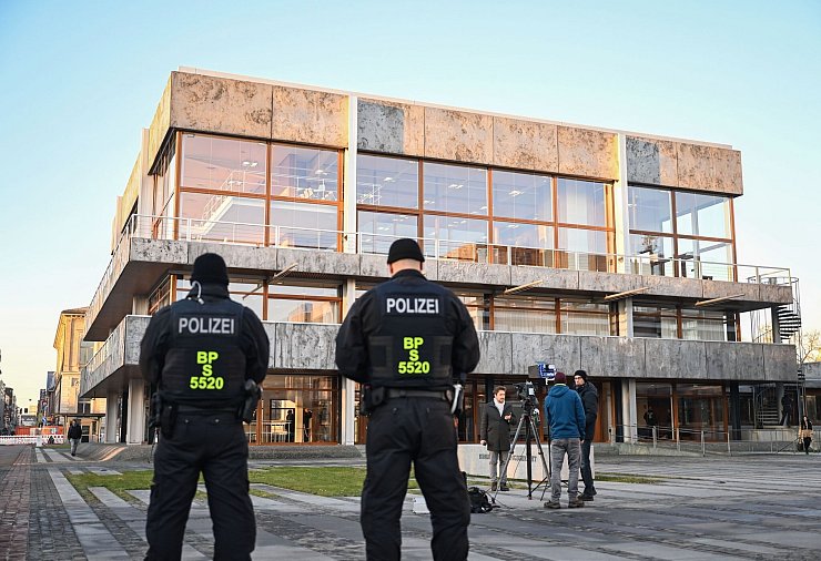 Die DFL ist mit ihrer Beschwerde gegen eine Beteiligung an den Polizeikosten für Hochrisikospiele am Bundesverfassungsgericht gescheitert. - © Uli Deck/dpa