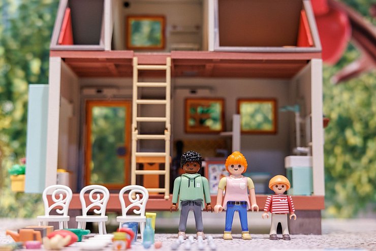 Figuren aus der Tiny-Haus-Spielwelt von Playmobil. - © Daniel Karmann/dpa